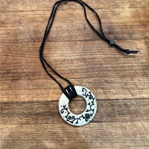 Black and White Pendant Floral Necklace